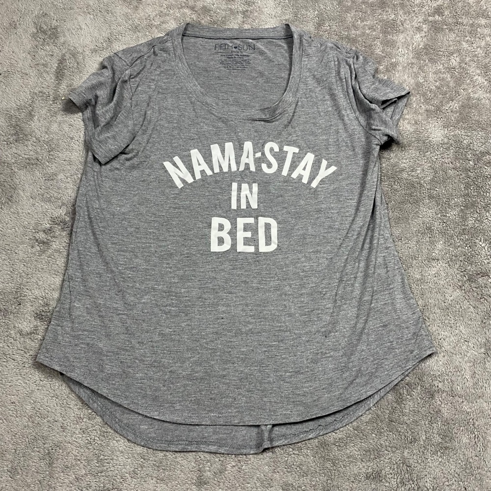 Fifth Sun Nama-Stay‎ In Bed Graphic Short Sleeve T-Shirt Womens Size Small Gray